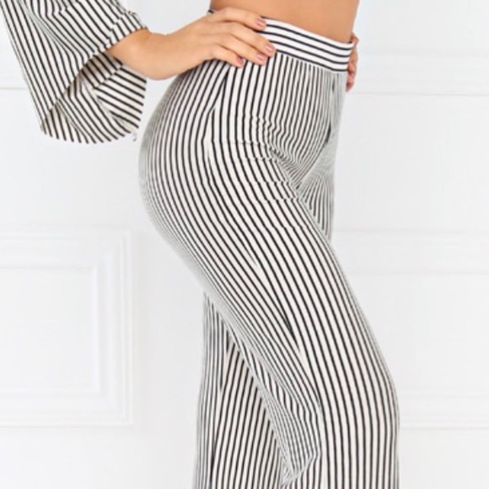 SOLD✨Striped Set - Picture 3 of 4